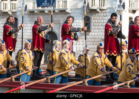 Venise, Italie. Le 4 septembre, 2016. Les rameurs et les Vénitiens en costume prendre part à la procession de l'avant de la Regata Historique 2016 sur le Grand Canal. La Regata historique est la plus populaire course de bateau sur le Grand Canal pour les habitants et les touristes. Credit : Giulia Candussi / éveil / Alamy Live News Banque D'Images