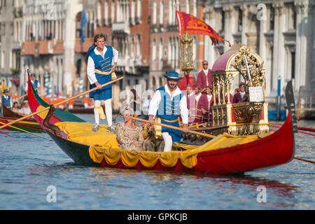 Venise, Italie. Le 4 septembre, 2016. Les rameurs et les Vénitiens en costume prendre part à la procession de l'avant de la Regata Historique 2016 sur le Grand Canal. La Regata historique est la plus populaire course de bateau sur le Grand Canal pour les habitants et les touristes. Credit : Giulia Candussi / éveil / Alamy Live News Banque D'Images