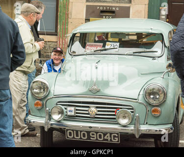 Grantown-on-Spey, Highlands écossais - 4 septembre 2016 : les habitants, les visiteurs et exposants partageant l'amour des voitures anciennes à Motormania car show dans les Highlands écossais. Le show est un événement annuel avec des centaines de pièces à la doublure de rues dans le centre de la ville de Highland de Grantown-on-Spey Crédit : Kay Roxby/Alamy Live News Banque D'Images