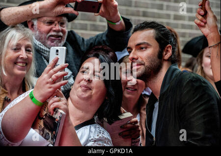 St Austell, Cornwall, Royaume-Uni. 4 septembre 2016. SÉRIE POLDARK 2 PREMIER. Aidan Turner et Eleanor Tomlinson lors de la première projection de la série à succès de BBC ONE of Poldark au White River Cinema, St Austell, Cornwall, 4 septembre 2016. Credit: MPAK / Alamy Live News Banque D'Images