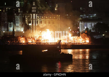 Londres, Royaume-Uni. Le 4 septembre, 2016. A 120 mètres de long sculpture en bois du 17ème siècle London's skyline brûle sur la Tamise entre Blackfriars Bridge et Waterloo Bridge avec St Paul's en arrière-plan. La réplique en bois a été incendiée pour commémorer le 350e anniversaire du Grand Incendie de Londres. 'London 1666' a été conçu par l'artiste américain David Best et fait partie du "Grand Feu" 350 série de manifestations tenues à travers Londres pour commémorer l'incendie.. Crédit : David Stock/Alamy Live News Banque D'Images