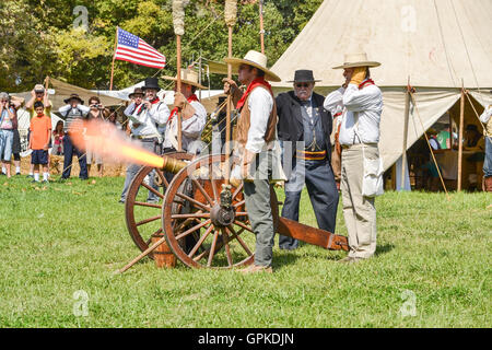 Sacramento, Californie, USA. 4 septembre 2016. Le tir d'un canon à l'or du Klondike Days dans Old Sacramento. Le festival se déroule à travers la fête du travail chaque année et comprend des expositions, des artistes et des activités liées à la ruée vers l'or en Californie Crédit : AlessandraRC/Alamy Live News Banque D'Images