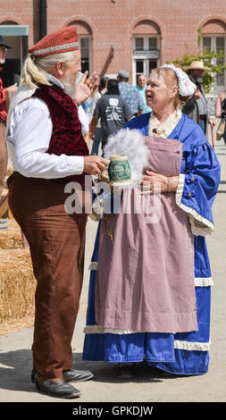 Sacramento, Californie, USA. 4 septembre 2016. Les artistes interprètes ou exécutants la conversation à l'or du Klondike Days dans Old Sacramento. Le festival se déroule à travers la fête du travail chaque année et comprend des expositions, des artistes et des activités liées à la ruée vers l'or en Californie Crédit : AlessandraRC/Alamy Live News Banque D'Images