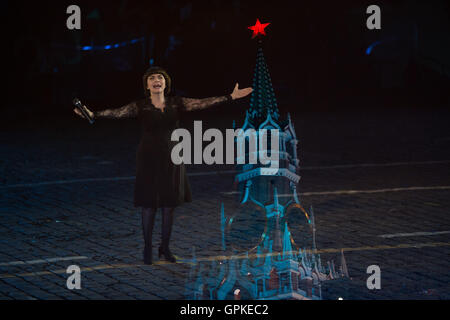 Moscou, Russie. 16Th Jun 2016. La chanteuse française Mireille Mathieu effectue au cours de la tour Spasskaya festival de musique militaire qui s'est tenue à Moscou, capitale de la Russie, le 4 septembre 2016. Le festival fermé le dimanche. © Bai Xueqi/Xinhua/Alamy Live News Banque D'Images