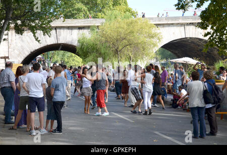 Paris, France. 3e, 2016 Sep. Les gens danser dans un bar à côté de la rue qui est est fermé à la circulation sur la rive de la Seine à Paris, France, 3 septembre 2016. PHOTO : SEBASTIAN KUNIGKEIT/dpa/Alamy Live News Banque D'Images