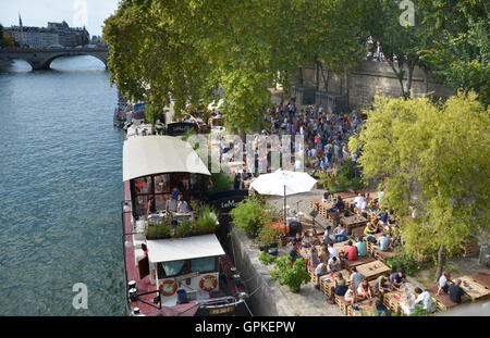 Paris, France. 3e, 2016 Sep. Des gens assis dans un bar à côté de la rue qui est est fermé à la circulation sur la rive de la Seine à Paris, France, 3 septembre 2016. PHOTO : SEBASTIAN KUNIGKEIT/dpa/Alamy Live News Banque D'Images