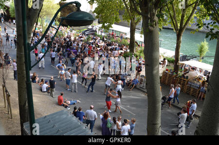 Paris, France. 3e, 2016 Sep. Les gens danser dans un bar à côté de la rue qui est est fermé à la circulation sur la rive de la Seine à Paris, France, 3 septembre 2016. PHOTO : SEBASTIAN KUNIGKEIT/dpa/Alamy Live News Banque D'Images