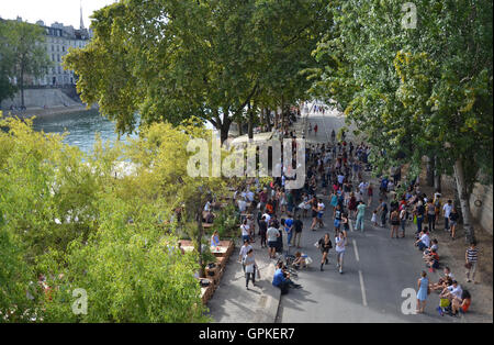 Paris, France. 3e, 2016 Sep. Les gens danser dans un bar à côté de la rue qui est est fermé à la circulation sur la rive de la Seine à Paris, France, 3 septembre 2016. PHOTO : SEBASTIAN KUNIGKEIT/dpa/Alamy Live News Banque D'Images