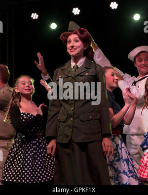 Los Angeles, Californie, USA. 08Th Sep 2016. La création d'Arts Studios réalise ''Hollywood Canteen, un Bob Hope USO Tribute Show'' sur la plage arrière du cuirassé Iowa durant la première semaine de la flotte de Los Angeles. © Brian Cahn/ZUMA/Alamy Fil Live News Banque D'Images