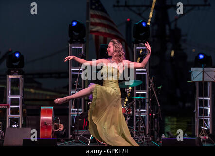 Los Angeles, Californie, USA. 08Th Sep 2016. La création d'Arts Studios réalise ''Hollywood Canteen, un Bob Hope USO Tribute Show'' sur la plage arrière du cuirassé Iowa durant la première semaine de la flotte de Los Angeles. © Brian Cahn/ZUMA/Alamy Fil Live News Banque D'Images