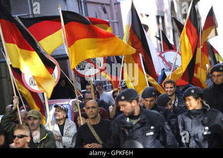 Rechtspopulistische Die Partei Pro NRW Kundgebung. zu der Unter dem Devise 'Kein Fußbreit opportunistischen Pro-Erdogan-Politik der en NRW !' auf dem Bahnhofsvorplatz mit anschließendem Marsch durch die Kölner Innenstadt aufgerufen. Mehr als 1000 Nachts An Der Anlagestelle der Waren im Einsatz, Gegendemonstranten Zusammenstöße linken um mit des Bündnis 'Köln gegen Rechts' zu schützen. Köln, 04.09.2016 | Verwendung weltweit/photo alliance Banque D'Images