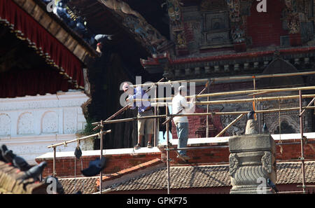 Katmandou, Népal. 16Th Jun 2016. Les gens travaillent à un site de reconstruction d'un temple, qui a été endommagée pendant le tremblement de terre dévastateur de janvier 2015, à la place du palais de Hanuman Dhoka à Katmandou, capitale du Népal, le 4 septembre 2016. © Sunil Sharma/Xinhua/Alamy Live News Banque D'Images