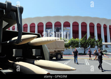 Los Angeles, USA. 09Th Sep 2016. Les visiteurs arrivent à la "Call of Duty XP' Championnats du monde à Los Angeles, USA, 02 septembre 2016. Véhicules militaires déclassées sont alignés en face de l'immeuble comme décoration. Photo : AXEL POSTINET/dpa/Alamy Live News Banque D'Images