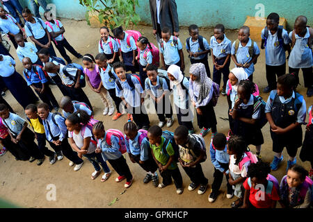 Le Caire, les réfugiés africains au Caire. 12Th Mar, 2016. Les enfants assistent à une cérémonie pour le nouveau terme à l'espoir de l'Afrique Centre d'apprentissage, une école pour les réfugiés africains au Caire, Égypte le 5 sept., 2016. © Zhao Dingzhe/Xinhua/Alamy Live News Banque D'Images