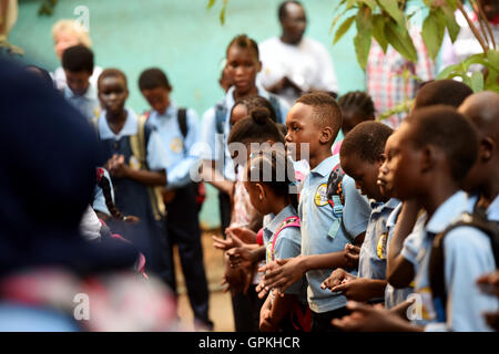 Le Caire, les réfugiés africains au Caire. 12Th Mar, 2016. Les enfants chantent en chœur lors d'une cérémonie pour le nouveau terme à l'espoir de l'Afrique Centre d'apprentissage, une école pour les réfugiés africains au Caire, Égypte le 5 sept., 2016. © Zhao Dingzhe/Xinhua/Alamy Live News Banque D'Images