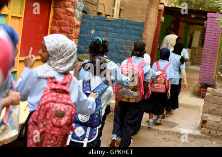 Le Caire, les réfugiés africains au Caire. 12Th Mar, 2016. Les enfants vont à la salle de classe en ligne après une cérémonie pour le nouveau terme à l'espoir de l'Afrique Centre d'apprentissage, une école pour les réfugiés africains au Caire, Égypte le 5 sept., 2016. © Zhao Dingzhe/Xinhua/Alamy Live News Banque D'Images