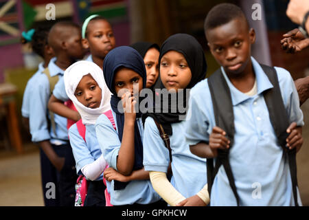 Le Caire, les réfugiés africains au Caire. 12Th Mar, 2016. Les enfants assistent à une cérémonie pour le nouveau terme à l'espoir de l'Afrique Centre d'apprentissage, une école pour les réfugiés africains au Caire, Égypte le 5 sept., 2016. © Zhao Dingzhe/Xinhua/Alamy Live News Banque D'Images