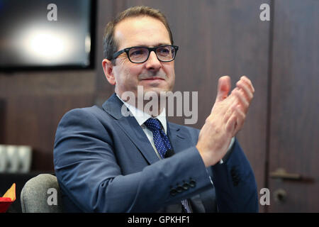 Westminster, London, UK. 05 Sep, 2016. Candidat à la direction du travail Owen Smith met en garde contre la Grande-Bretagne face à un avenir sombre si le travail ne parvient pas à retrouver la crédibilité. Il dévoile un document qui définit ce qu'une décennie de politiques conservatrices va signifier pour la Grande-Bretagne, y compris d'importantes compressions dans les services publics, la fragilisation de la NHS et diminuer les droits des travailleurs. Credit : Dinendra Haria/Alamy Live News Banque D'Images