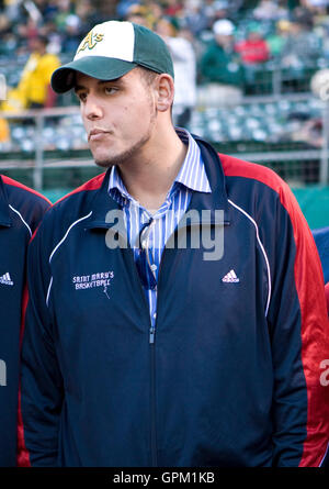 Le 5 avril 2010, Oakland, CA, USA ; Saint Marys centre Gaels Omar Samhan avant le match entre les Athletics d'Oakland et les Mariners de Seattle au Oakland-Alameda County Coliseum. Seattle défait 5-3 Oakland. Banque D'Images