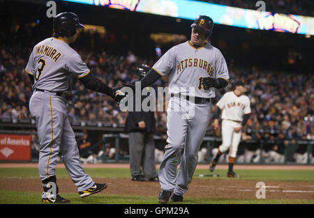 12 avril 2010, San Francisco, CA, USA ; Pittsburgh Pirates de troisième but Andy LaRoche (15) est félicité par le deuxième but Akinori Iwamura (3) après avoir marqué une course contre les Giants de San Francisco au cours de la deuxième manche à AT&T Park. San Francisco de Banque D'Images