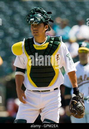 18 avril, 2010 ; Oakland, CA, USA ; Oakland Athletics catcher kurt Suzuki (8) au cours de la première manche contre les orioles de Baltimore à Oakland-Alameda County Coliseum. Baltimore oakland défait 8-3. Banque D'Images