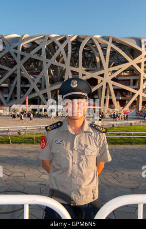 Gardien de sécurité au Stade national (Nid d'oiseau) à Pékin, Chine Banque D'Images