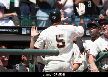 1er mai 2010 ; San Francisco, CA, États-Unis ; Juan Uribe (5), deuxième joueur des San Francisco Giants, est félicité par ses coéquipiers après avoir frappé un home run de trois points au départ du lanceur Esmil Rogers (non représenté sur la photo) des Colorado Rockies lors de la deuxième manche à AT&T. Banque D'Images