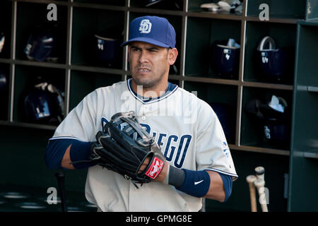 11 mai, 2010 ; San Francisco, CA, USA ; San Diego Padres catcher yorvit torrealba (8) avant le match contre les Giants de San Francisco à at&t park. San Diego san francisco défait 3-2. Banque D'Images