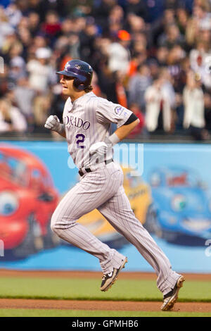 Le 2 juin 2010, San Francisco, CA, USA, Colorado Rockies shortstop troy tulowitzki (2) tourne autour de la base après un home run frappé au large de san francisco giants le lanceur partant matt cain (pas sur la photo) lors de la quatrième manche à at&t park. san francisco def Banque D'Images