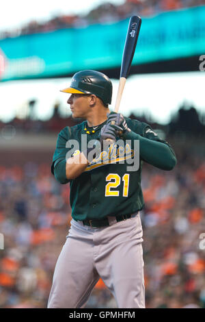 11 juin 2010, San Francisco, CA, USA ; Oakland Athletics droit fielder Ryan Sweeney (21) à la batte contre les Giants de San Francisco au cours de la troisième manche à AT&T Park. Banque D'Images