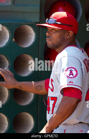 Le 11 juillet, 2010 ; Oakland, CA, USA ; los angeles angels le deuxième but howard kendrick (47) avant le match contre les Oakland Athletics d'Oakland-Alameda County Coliseum. oakland défait los angeles 5-2. Banque D'Images