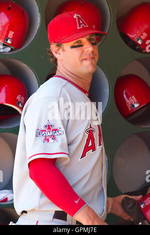 Le 11 juillet, 2010 ; Oakland, CA, USA ; Los Angeles Angels de troisième but Kevin Frandsen (18) avant le match contre les Athletics d'Oakland au Oakland-Alameda County Coliseum. Oakland défait Los Angeles 5-2. Banque D'Images