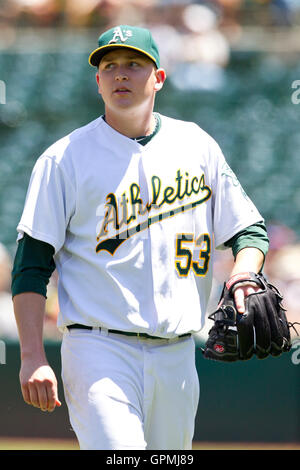 Le 11 juillet, 2010 ; Oakland, CA, USA ; Oakland Athletics le lanceur partant Trevor Cahill (53) au cours de la troisième manche contre le Los Angeles Angels à Oakland-Alameda County Coliseum. Oakland défait Los Angeles 5-2. Banque D'Images