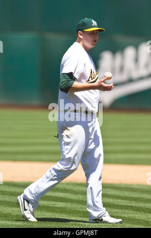 Le 11 juillet, 2010 ; Oakland, CA, USA ; Oakland Athletics le lanceur partant Trevor Cahill (53) au cours de la sixième manche contre le Los Angeles Angels à Oakland-Alameda County Coliseum. Oakland défait Los Angeles 5-2. Banque D'Images