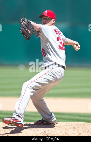 Le 11 juillet, 2010 ; Oakland, CA, USA ; Los Angeles Angels le lanceur partant Jéred Weaver (36) emplacements contre les Athletics d'Oakland au cours de la sixième manche au Oakland-Alameda County Coliseum. Oakland défait Los Angeles 5-2. Banque D'Images