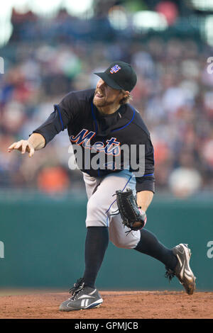 Le 15 juillet 2010, San Francisco, CA, USA ; New York Mets le lanceur partant R.A. Dickey (43) emplacements contre les Giants de San Francisco au cours de la première manche à AT&T Park. Banque D'Images