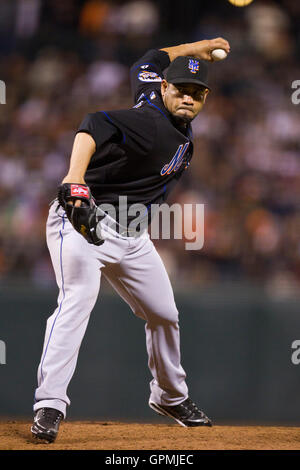 Le 15 juillet 2010, San Francisco, CA, USA ; New York Mets lanceur droitier Pedro Feliciano (25) emplacements contre les Giants de San Francisco au cours de la huitième manche à AT&T Park. Banque D'Images