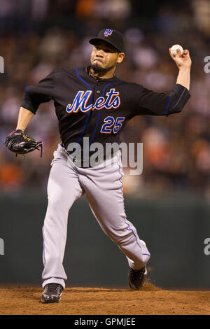 Le 15 juillet 2010, San Francisco, CA, USA ; New York Mets lanceur droitier Pedro Feliciano (25) emplacements contre les Giants de San Francisco au cours de la huitième manche à AT&T Park. Banque D'Images