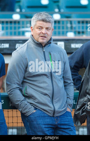 Juillet 18, 2011 ; San Francisco, CA, USA ; San Jose Sharks entraîneur en chef Todd McLellan au cours de la pratique au bâton avant le match entre les Giants de San Francisco et Les Dodgers de Los Angeles à AT&T Park. Banque D'Images