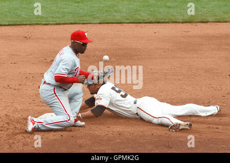 7 août, 2011 ; San Francisco, CA, USA ; San Francisco Giants center fielder andres Torres (droite) vole la deuxième base de l'avant d'une variable par Jimmy Rollins shortstop des Phillies de Philadelphie (à gauche) au cours de la sixième manche chez at&t park. Banque D'Images