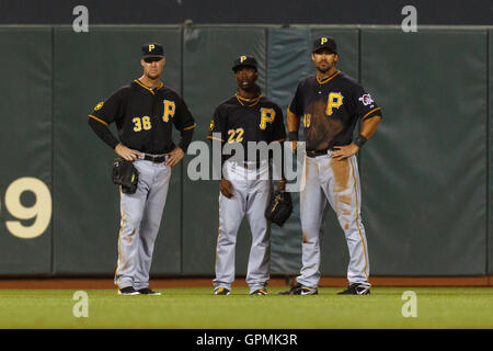 9 août 2011 ; San Francisco, CA, États-Unis ; Ryan Ludwick (à gauche), Andrew McCutchen (au centre) et Garrett Jones (à droite) se tiennent sur le terrain extérieur lors d'un changement de lancers contre les Giants de San Francisco Banque D'Images