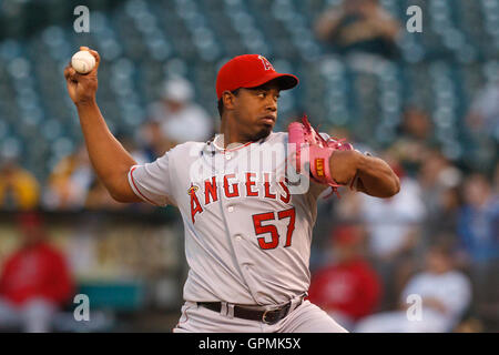 13 septembre 2011 ; Oakland, CALIFORNIE, États-Unis; le lanceur Jerome Williams (57) des Angels de Los Angeles affronte les Oakland Athletics lors de la première manche à l'O.co Coliseum. Banque D'Images