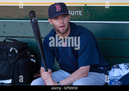 Juillet 19, 2010 ; Oakland, CA, USA ; Boston rouge Sox Le deuxième but Dustin Pedroia (15) avant le match contre les Athletics d'Oakland au Oakland-Alameda County Coliseum. Boston a battu 2-1 Oakland. Banque D'Images