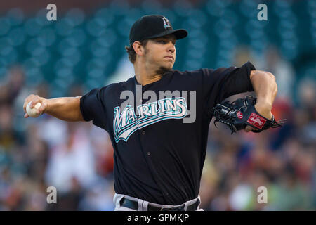 27 juillet 2010 ; San Francisco, CA, USA ; des Marlins de la Floride le lanceur partant Josh Johnson (55) emplacements contre les Giants de San Francisco au cours de la première manche à AT&T Park. Banque D'Images