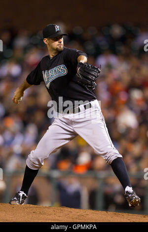 27 juillet 2010 ; San Francisco, CA, USA ; les Florida Marlins relief pitcher Burke Badenhop (31) emplacements contre les Giants de San Francisco au cours de la neuvième manche à AT&T Park. San Francisco a défait la Floride 6-4. Banque D'Images