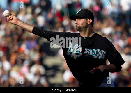 Juillet 28, 2010 ; San Francisco, CA, USA ; les Florida Marlins relief pitcher Burke Badenhop (31) emplacements contre les Giants de San Francisco au cours de la septième manche à AT&T Park. Banque D'Images