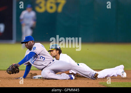 Le 2 août 2010, Oakland, CA, USA ; Oakland Athletics champ centre Coco Crisp (retour) vole la deuxième base derrière l'arrêt-court des Royals de Kansas City, Yuniesky Betancourt (3) au cours de la quatrième manche au Oakland-Alameda County Coliseum. Banque D'Images