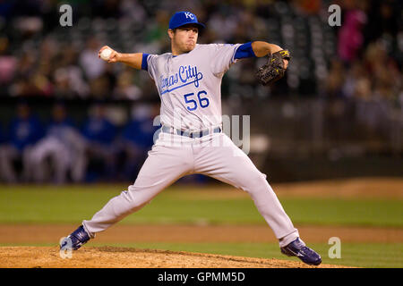 Le 2 août 2010, Oakland, CA, USA ; Kansas City Royals lanceur droitier Greg Holland (56) emplacements contre les Athletics d'Oakland au cours de la huitième manche au Oakland-Alameda County Coliseum. Banque D'Images