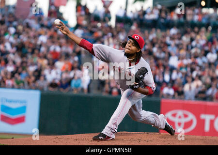 23 août, 2010 ; San Francisco, CA, USA ; Cincinnati Reds pitcher Edinson Volquez départ (36) emplacements contre les Giants de San Francisco au cours de la première manche à AT&T Park. Banque D'Images