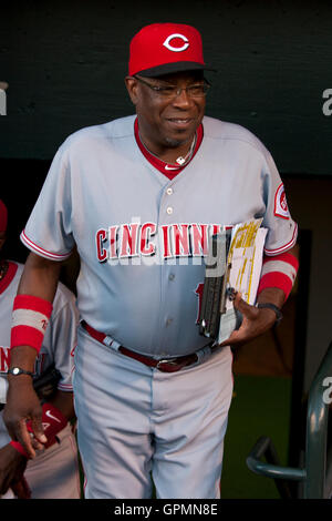 Le 24 août 2010 ; San Francisco, CA, USA ; Cincinnati Reds manager dusty Baker (12) entre dans l'étang-réservoir avant le match contre les Giants de San Francisco à at&t park. san francisco a battu cincinnati 16-5. Banque D'Images